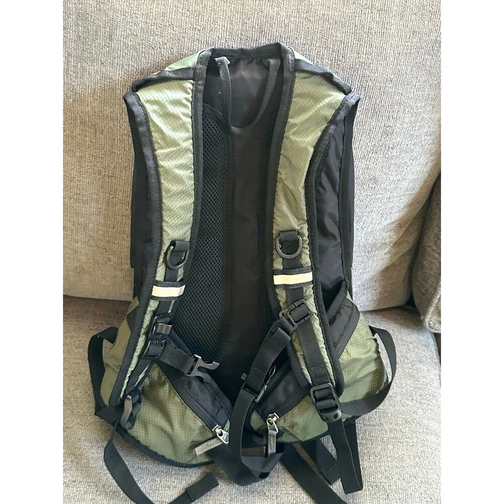 Mothybot Outdoor Durable Water Resistant Nylon Insulated Hydration Backpack